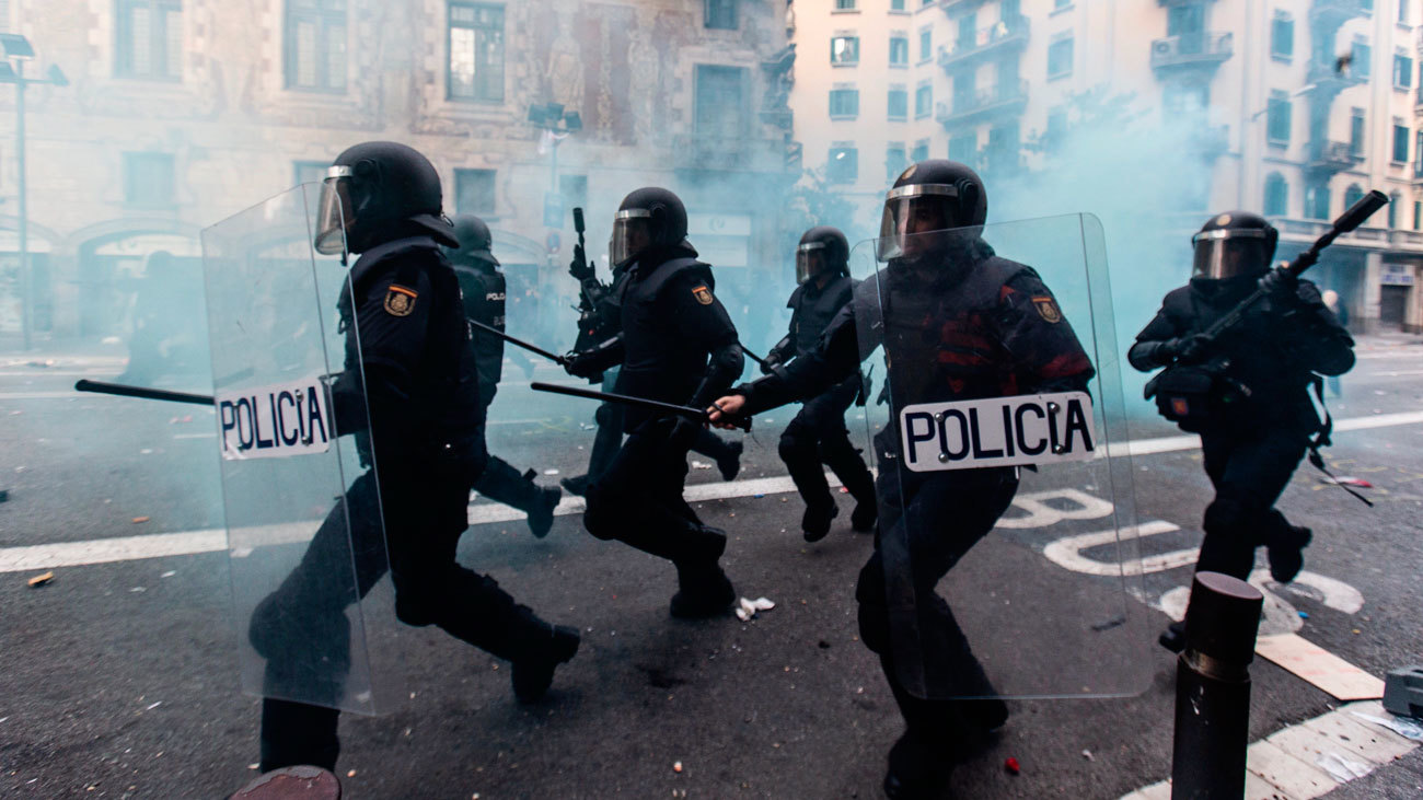 Agentes antidisturbios en la Via Laietana, en Barcelona