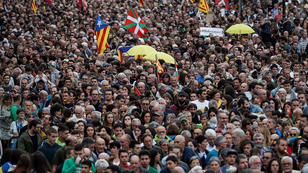 Miles de personas participan en la manifestación convocada este sábado en San Sebastián