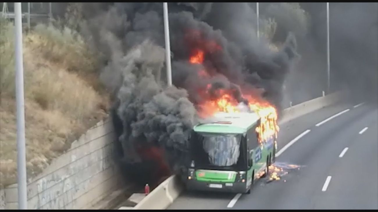 Un autobús arde en la  A6 a la altura de Torrelodones