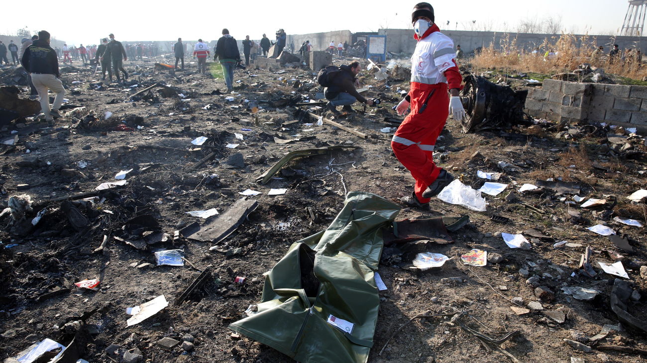 Los equipos de rescate recuperan los cuerpos de los 176 fallecidos en el accidente aéreo