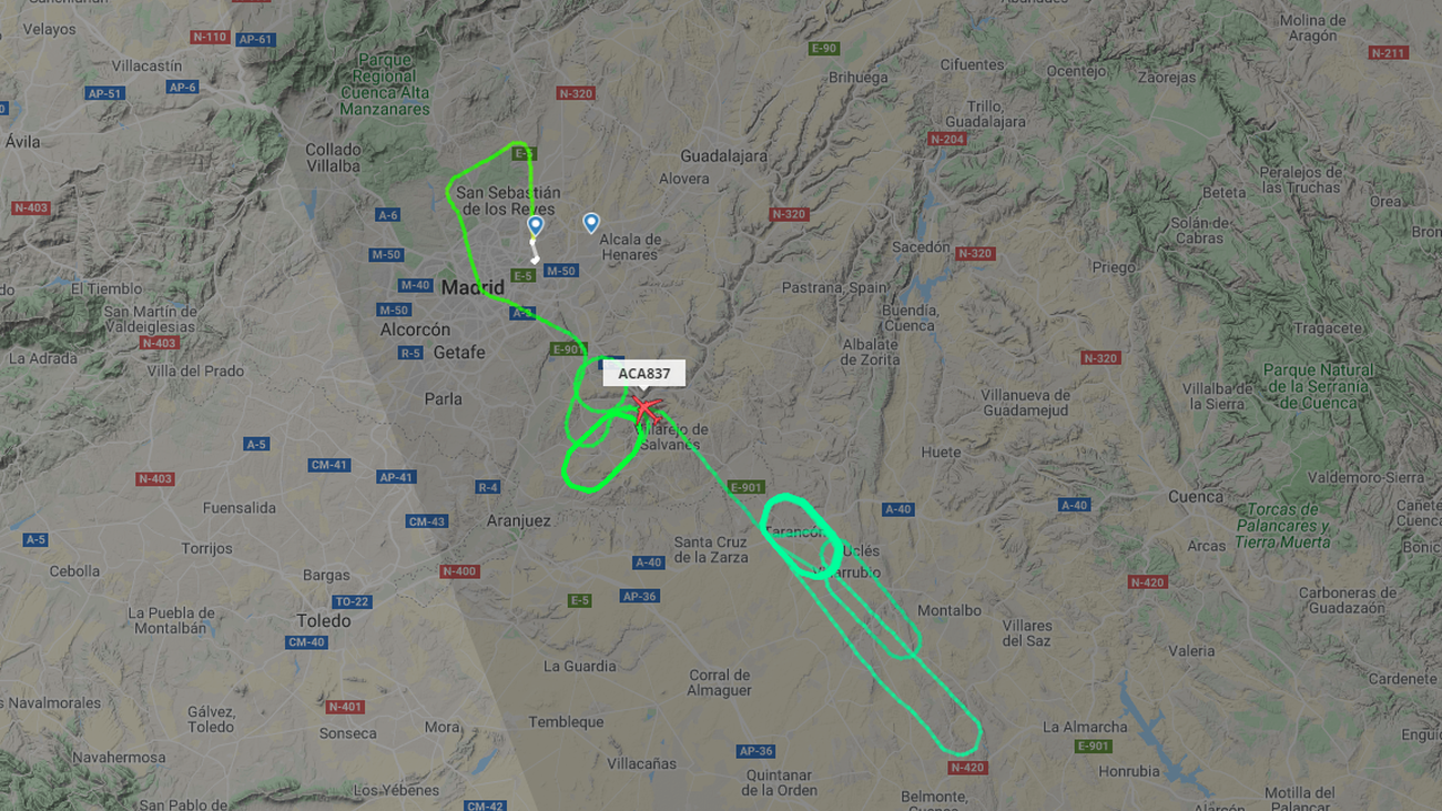 Trayecto del avión AC837 a la espera de poder aterrizar de emergencia en el aeropuerto de Madrid