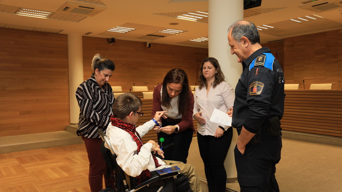 La alcaldesa de Getafe entrega una pulsera a un menor con discapacidad