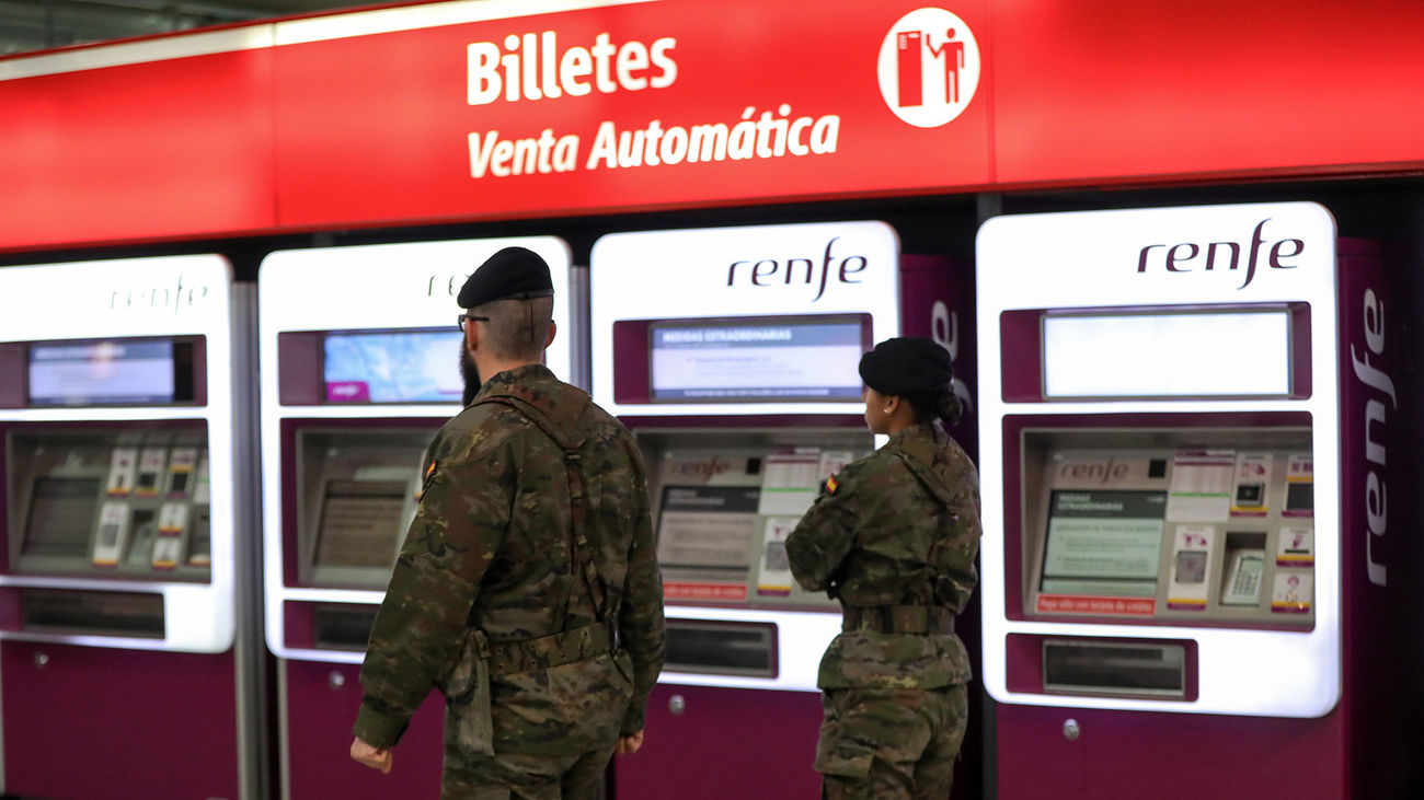 Dos militares del Ejército circulan por la estación de cercanías Madrid Puerta de Atocha durante el estado de alarma a consecuencia del coronavirus