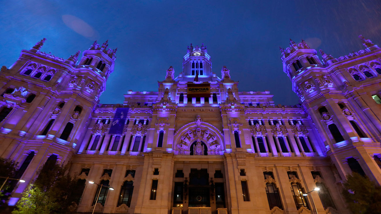 El Ayuntamiento de Madrid se tiñe de azul para homenajear a los que trabajan en primera línea frente al coronavirus