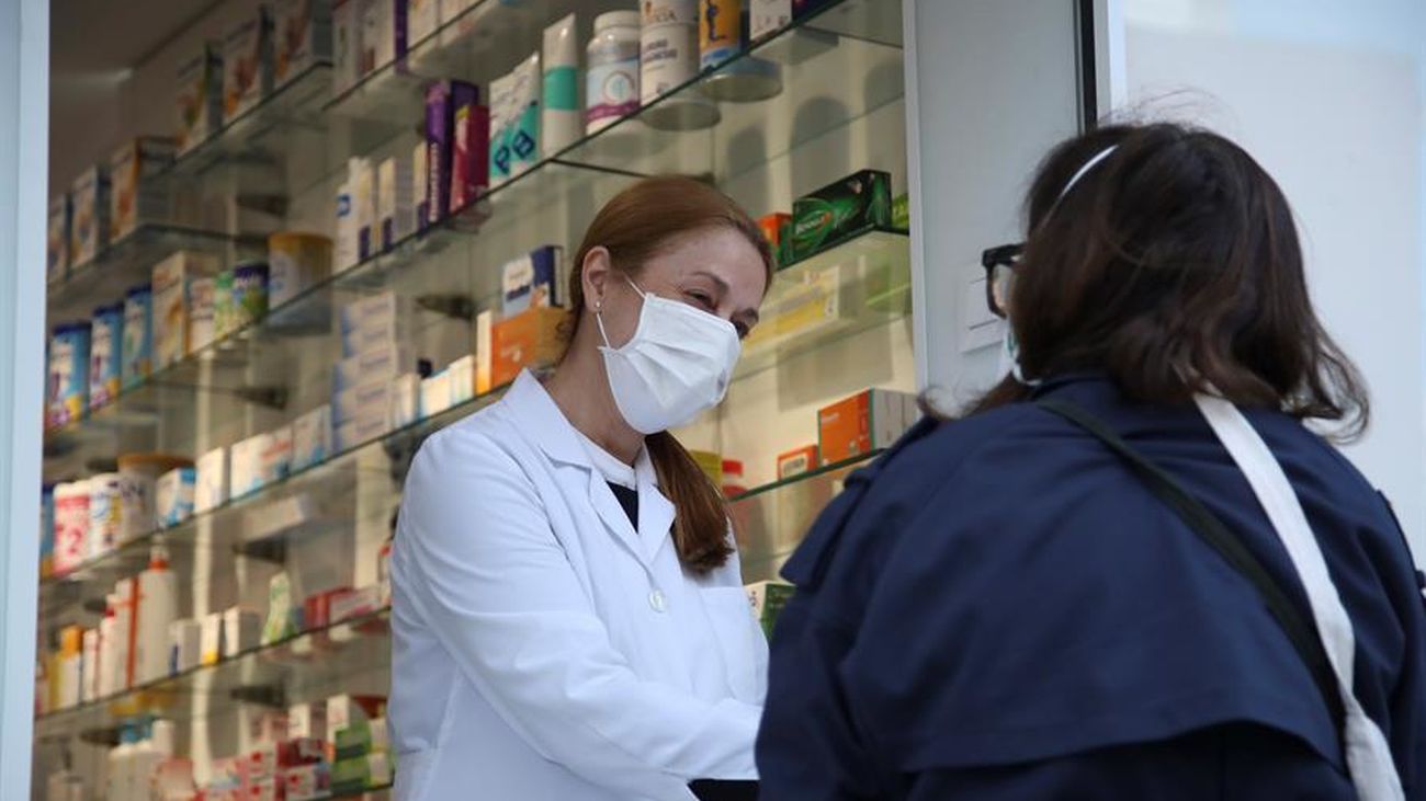 Una farmacéutica de Madrid atiende a una persona
