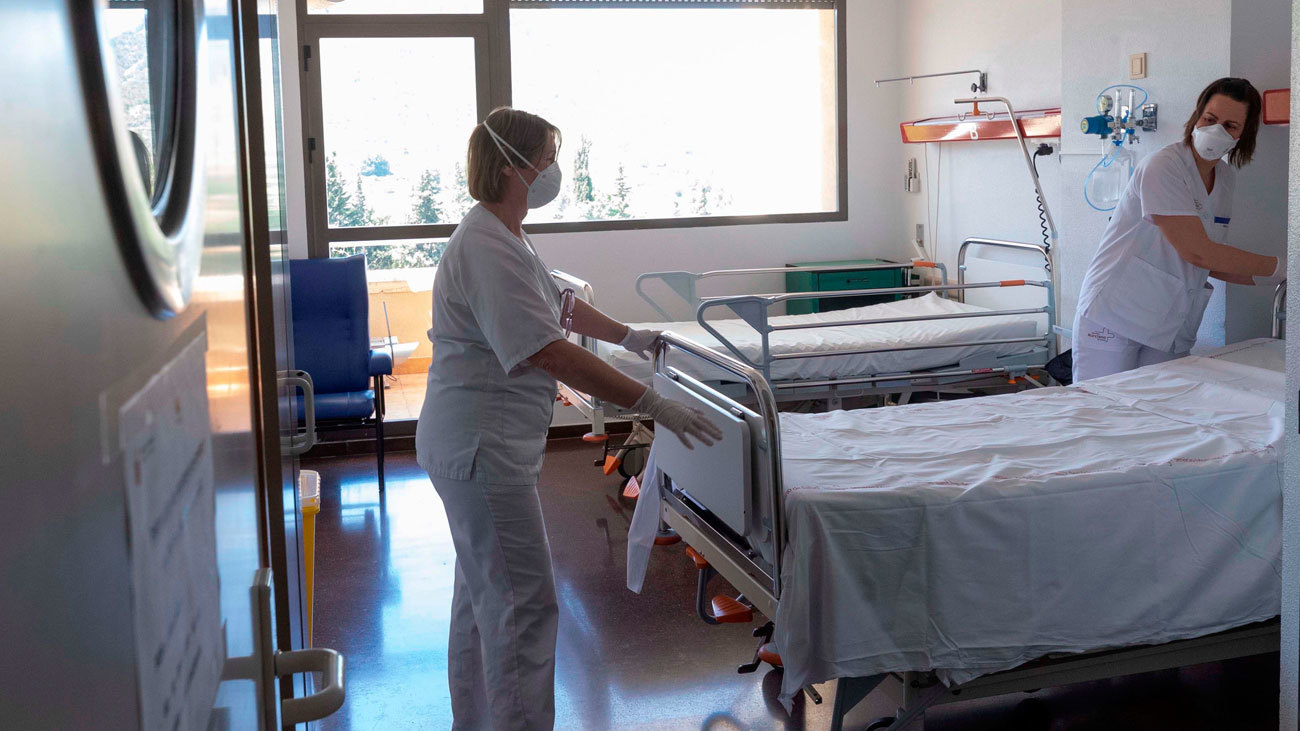 Unas enfermeras en una de las habitaciones de la planta Covid del Hospital de la Vega de Cieza, en Murcia