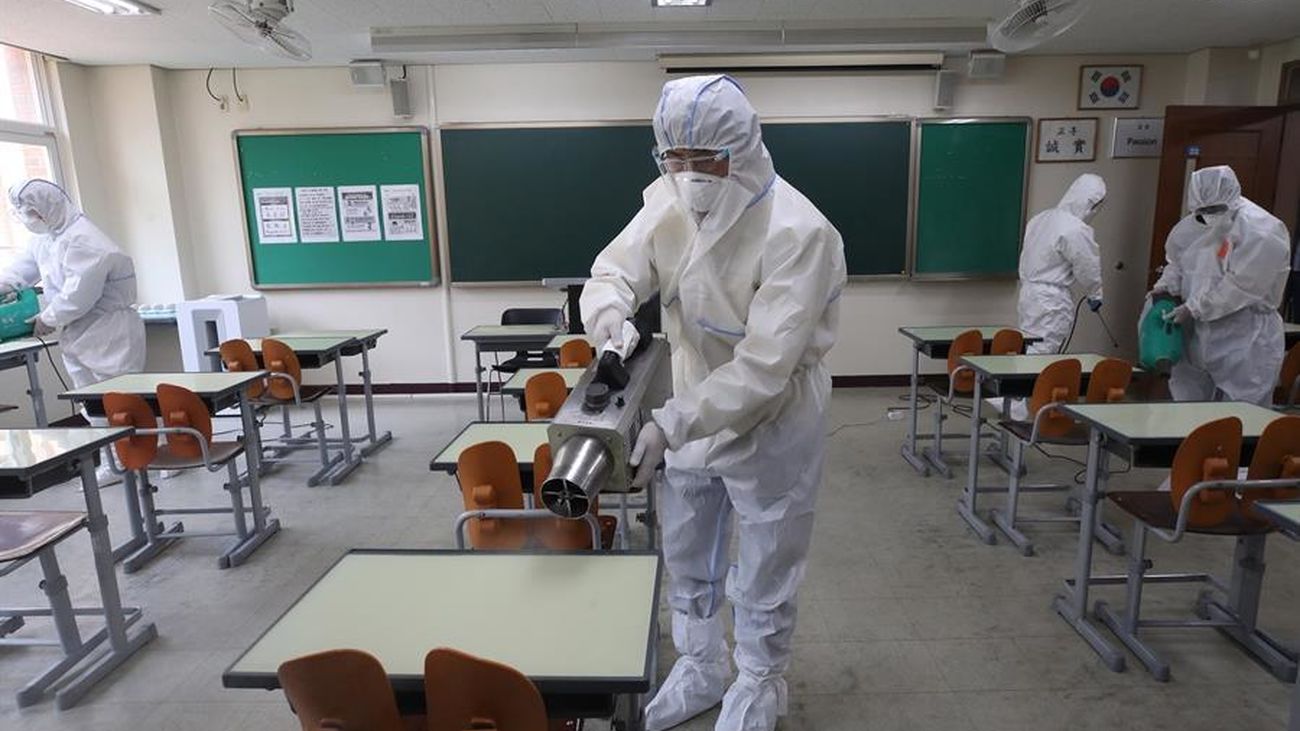 Desinfección de colegios en Corea del Sur
