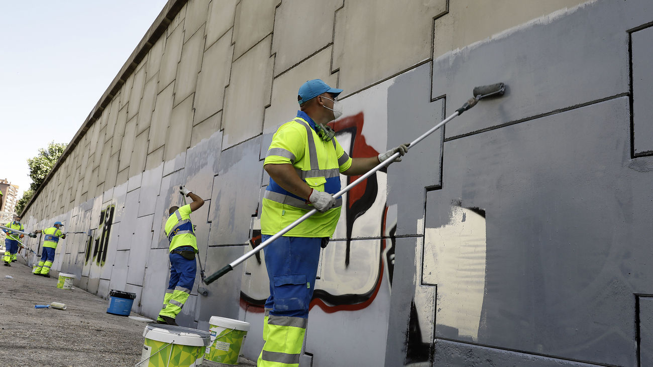 Operarios de limpieza eliminan grafitis en Madrid