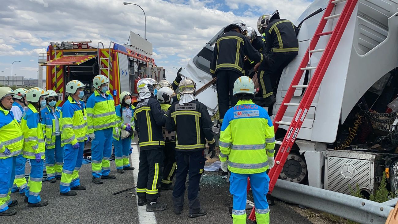 Bomberos rescatan a un camionero atrapado en un accidente