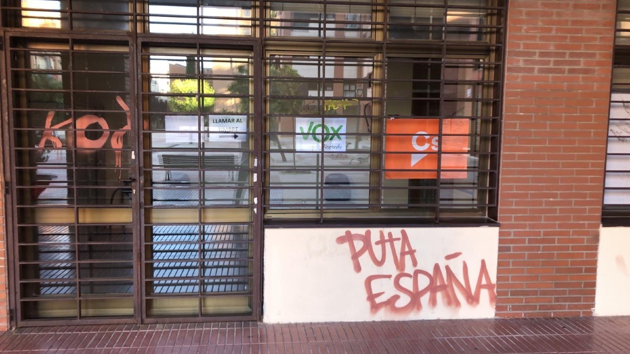 Pintadas en las sedes Cs y Vox Alcorcón