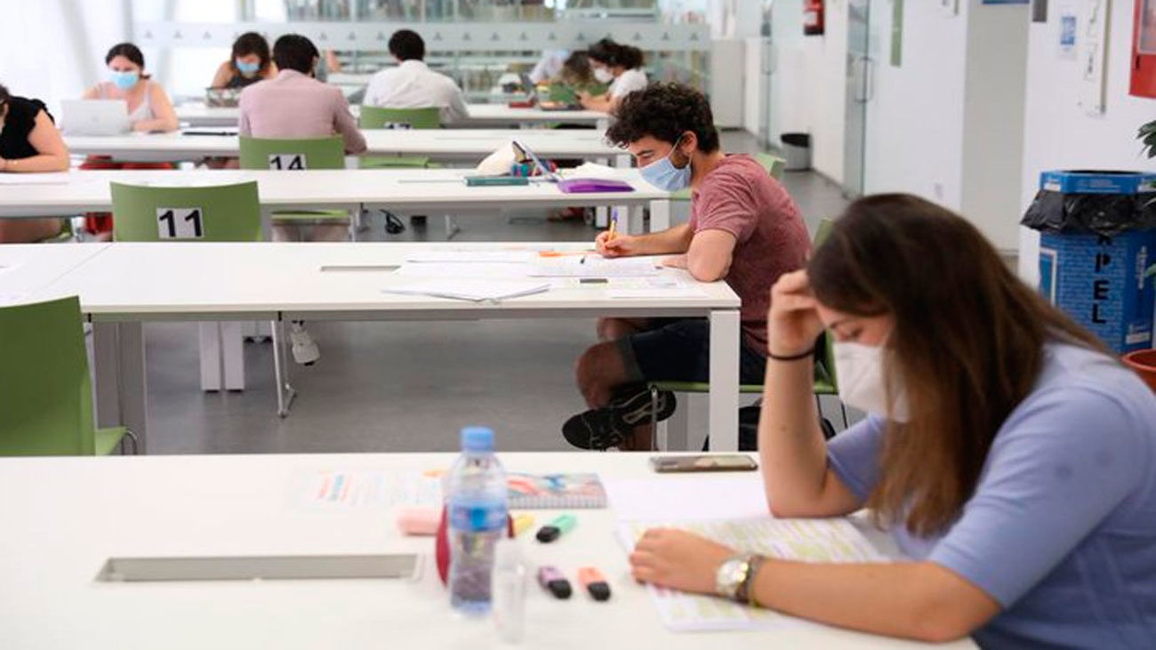 Reabren 442 puestos de lectura en 17 bibliotecas municipales de Madrid