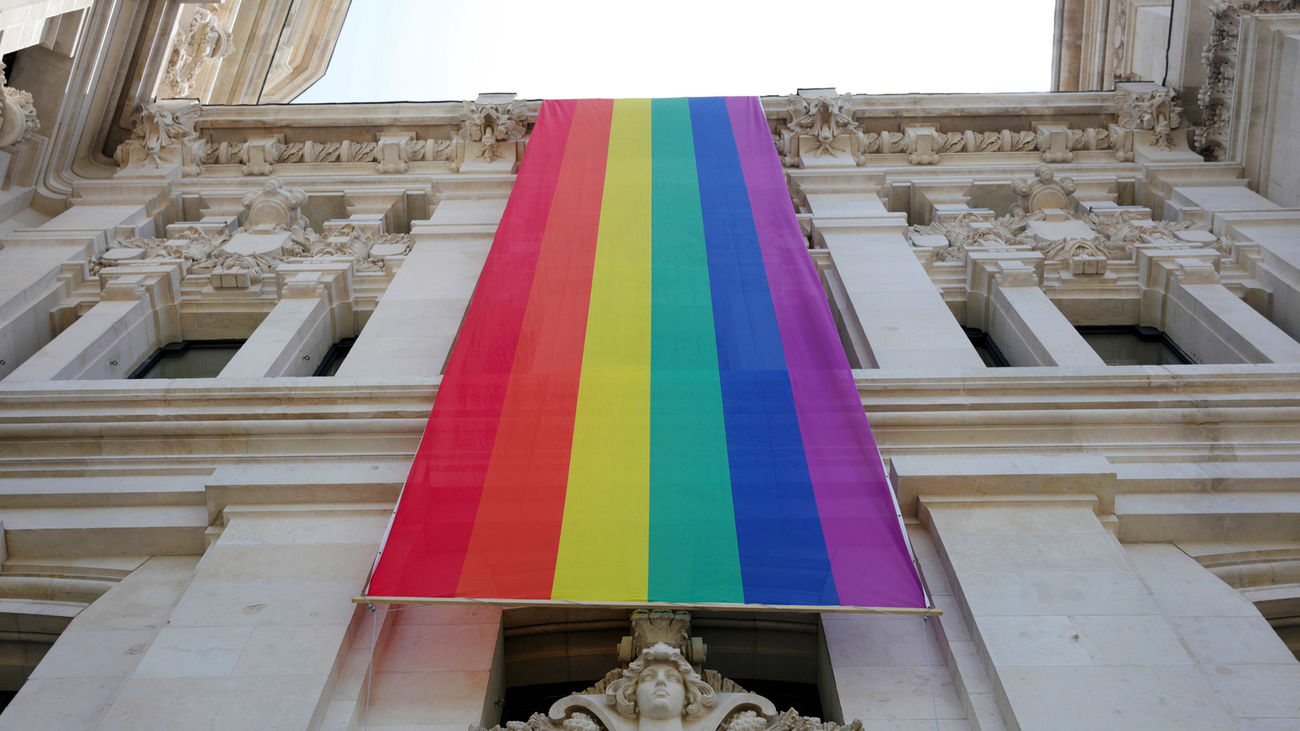 La bandera LGTBI desplegada en la fachada el Ayuntamiento de Madrid (Archivo)