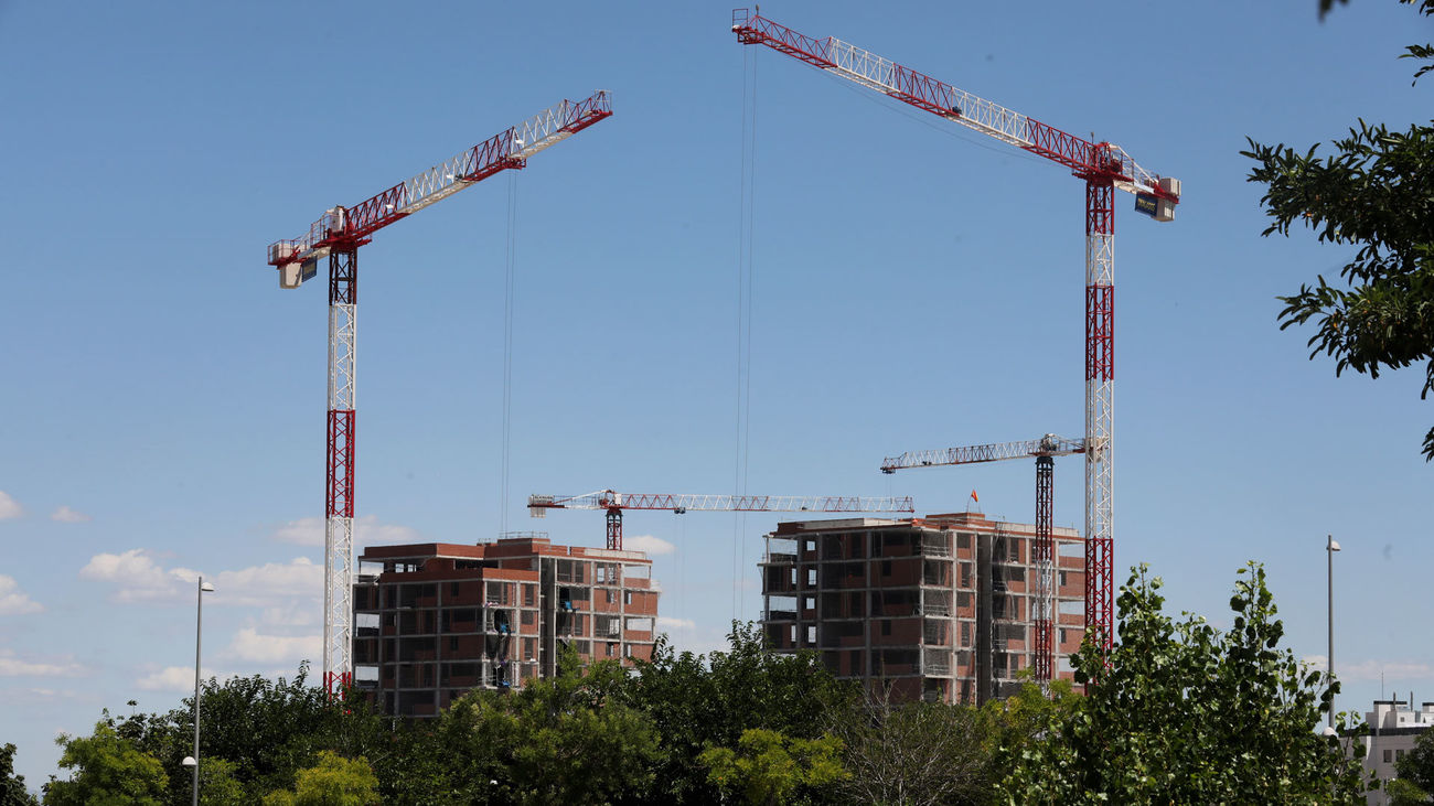 Grúas de obra en una promoción de vivienda nueva en Madrid