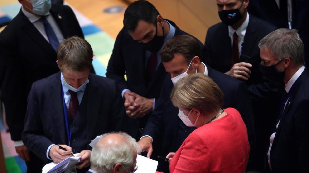 Los líderes de los países europeos, entre ellos Pedro Sánchez, en la cumbre de la UE para repartir ayudas ante la crisis del coronavirus