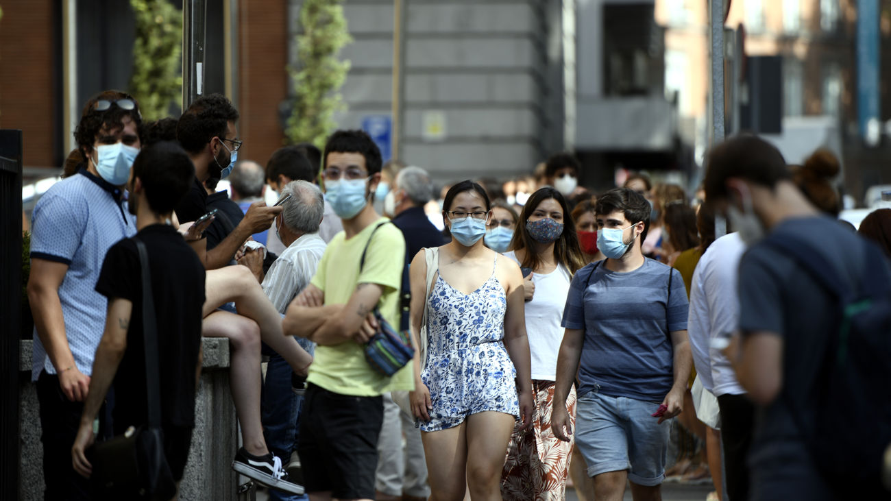 Jóvenes con mascarilla en Madrid