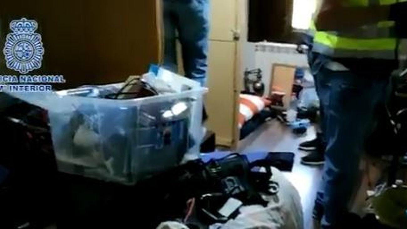 Agentes de la Policía Nacional registran una vivienda en Benidorm