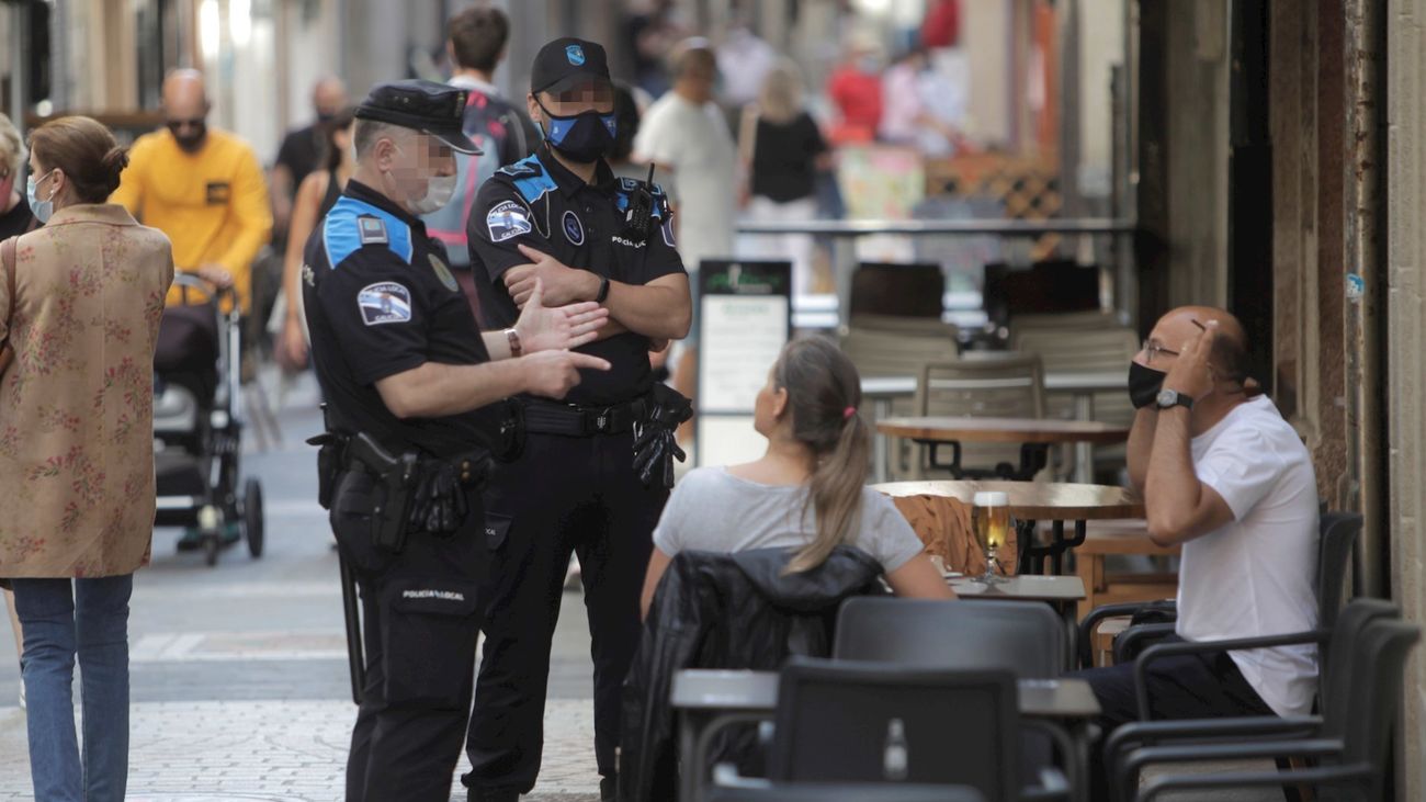 Policías vigiñan en Madrid que se respeten las nuevas normativas anticovid