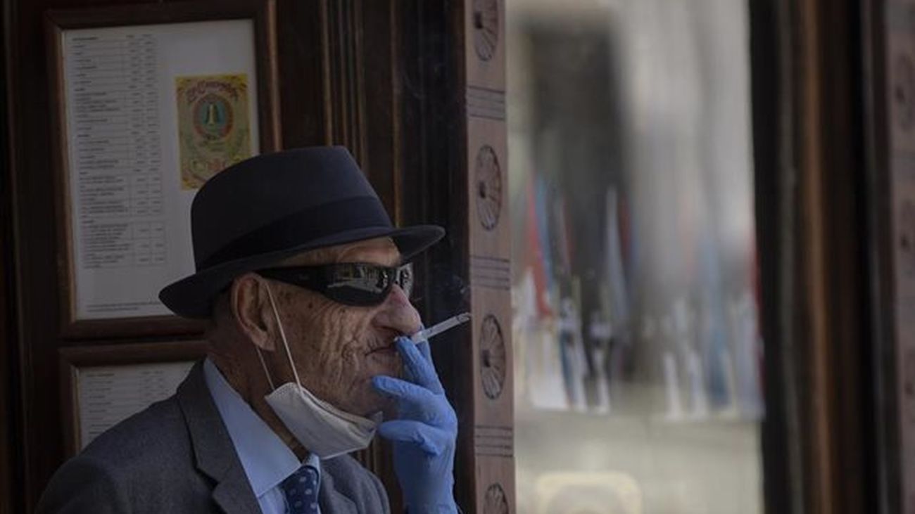 Un juez anula en Madrid la orden de fumar en la calle sin distancia