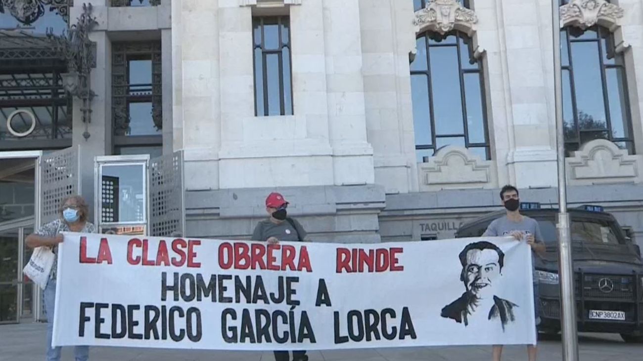 Protesta frente al Ayuntamiento por la prohibición de homenajear a Lorca