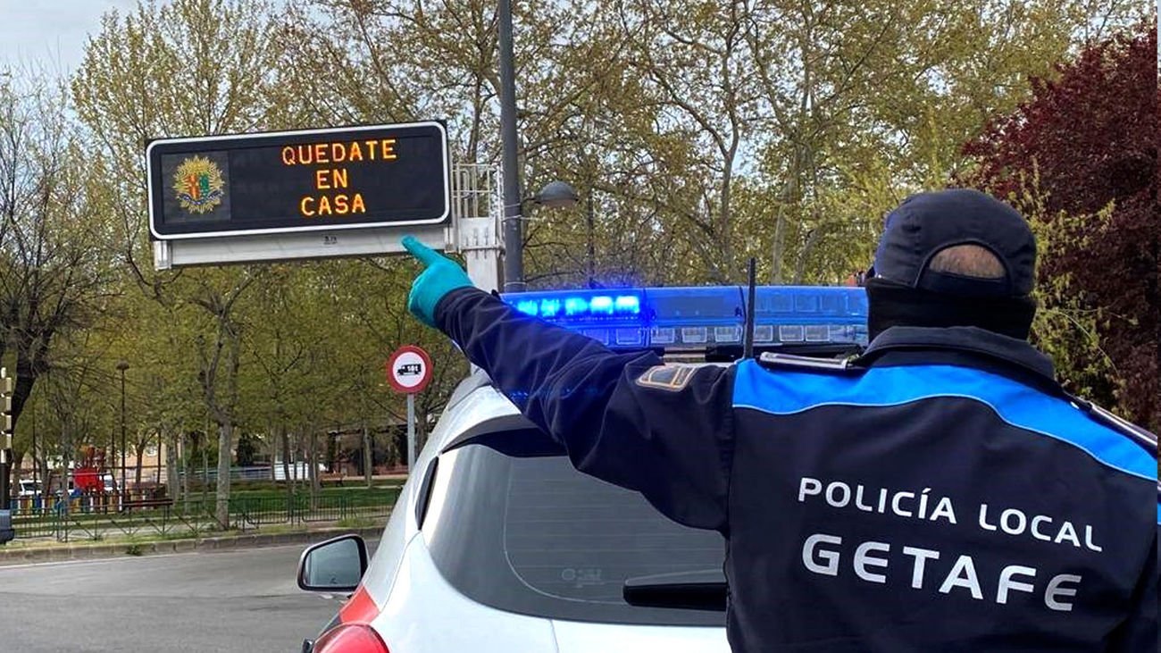 Un agente de la Policía Local de Getafe en labores de vigilancia de las restricciones impuestas por la pandemia del coronavirus