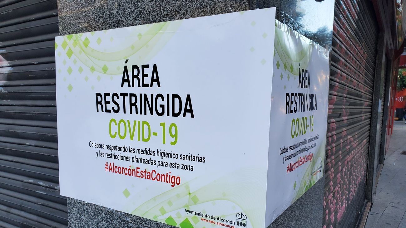 Cartel de zona restringida en una calle de Alcorcón