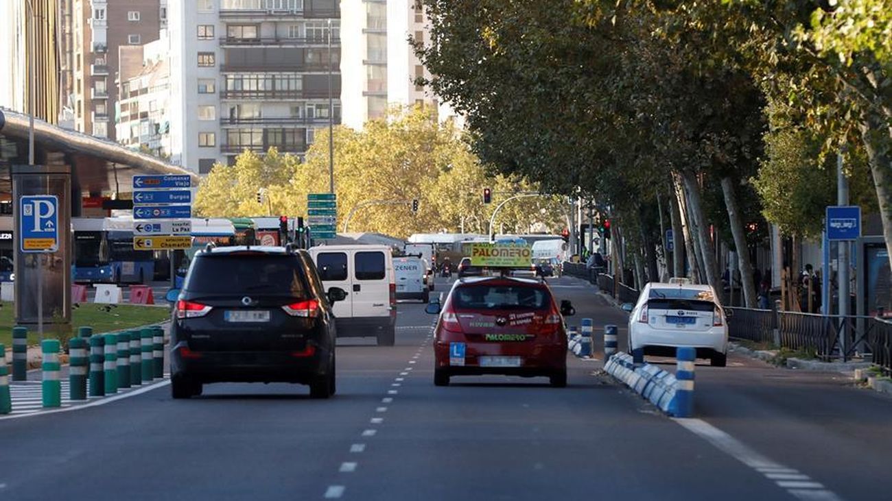 Varios coches circulan por una calle de Madrid
