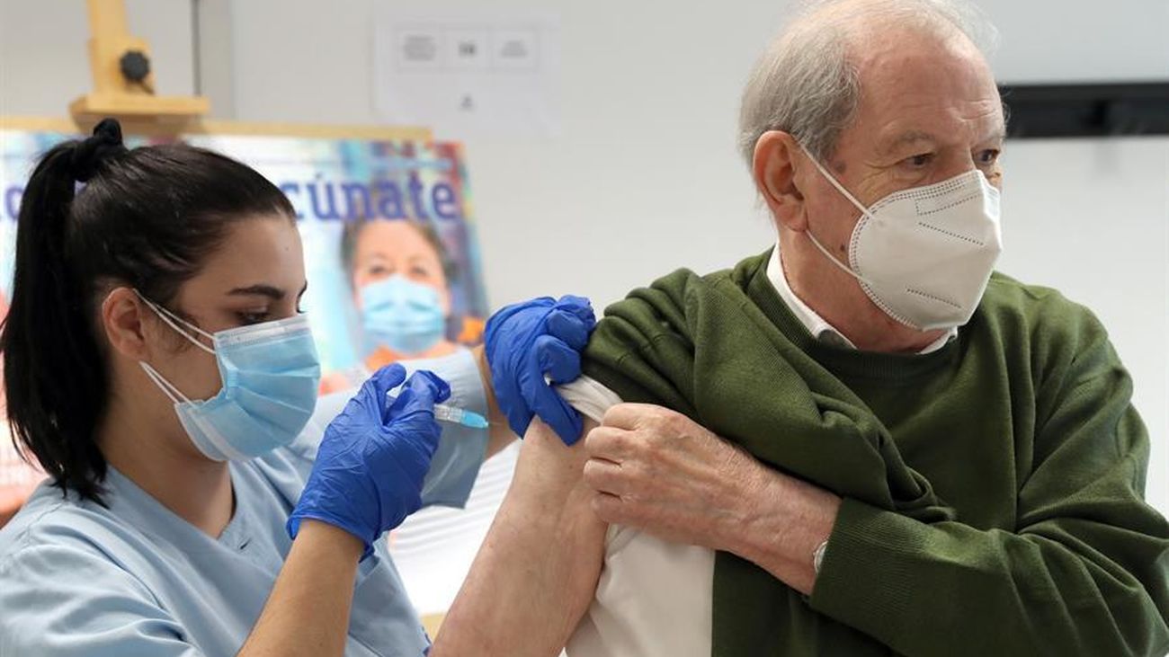 Un hombre se vacuna de la gripe