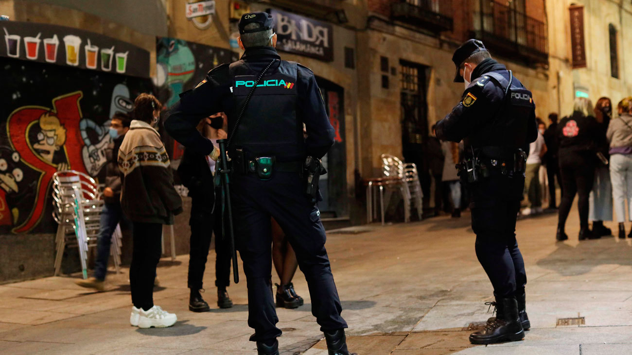 Agentes de la Policía Nacional controlan las zonas de ocio de Salamanca