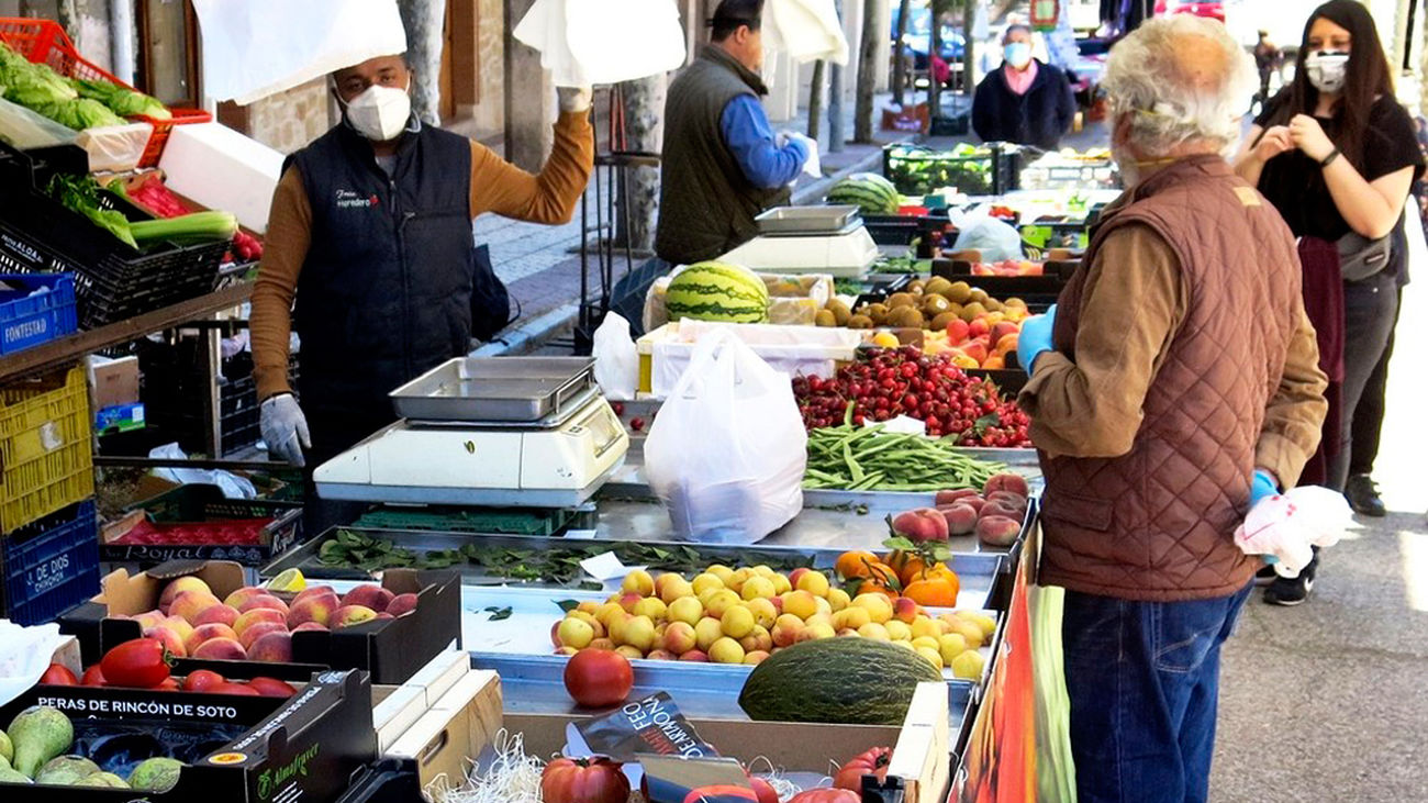 Puestos de fruta y verdura en el mercadillo de Algete