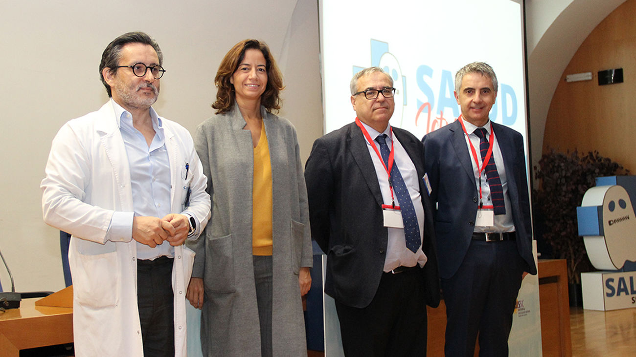 Bárbara Fernández junto a otros participantes en un acto en el Hospital Clínico de Madrid