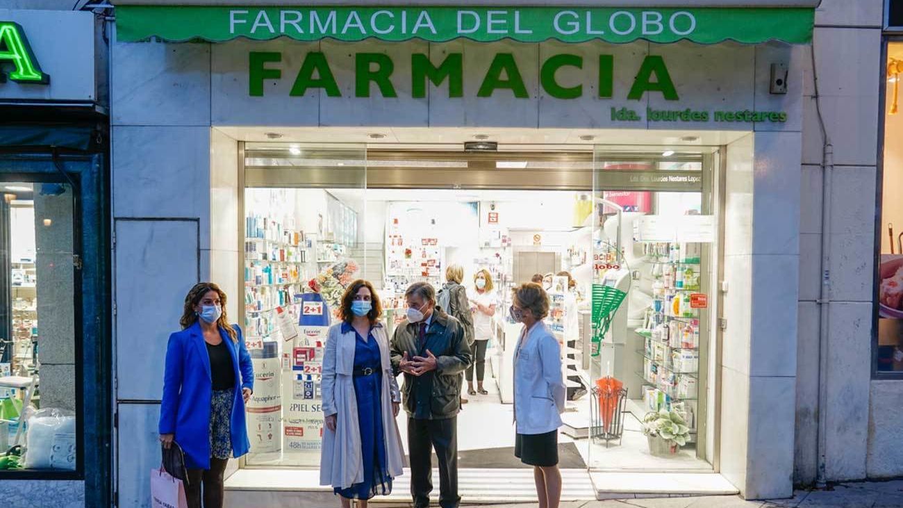 Isabel Díaz Ayuso en su visita a una  farmacia de Madrid