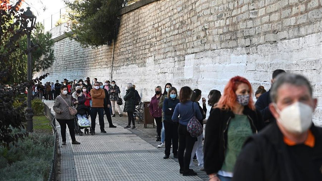 Madrileños esperan para hacerse el test de antígenos