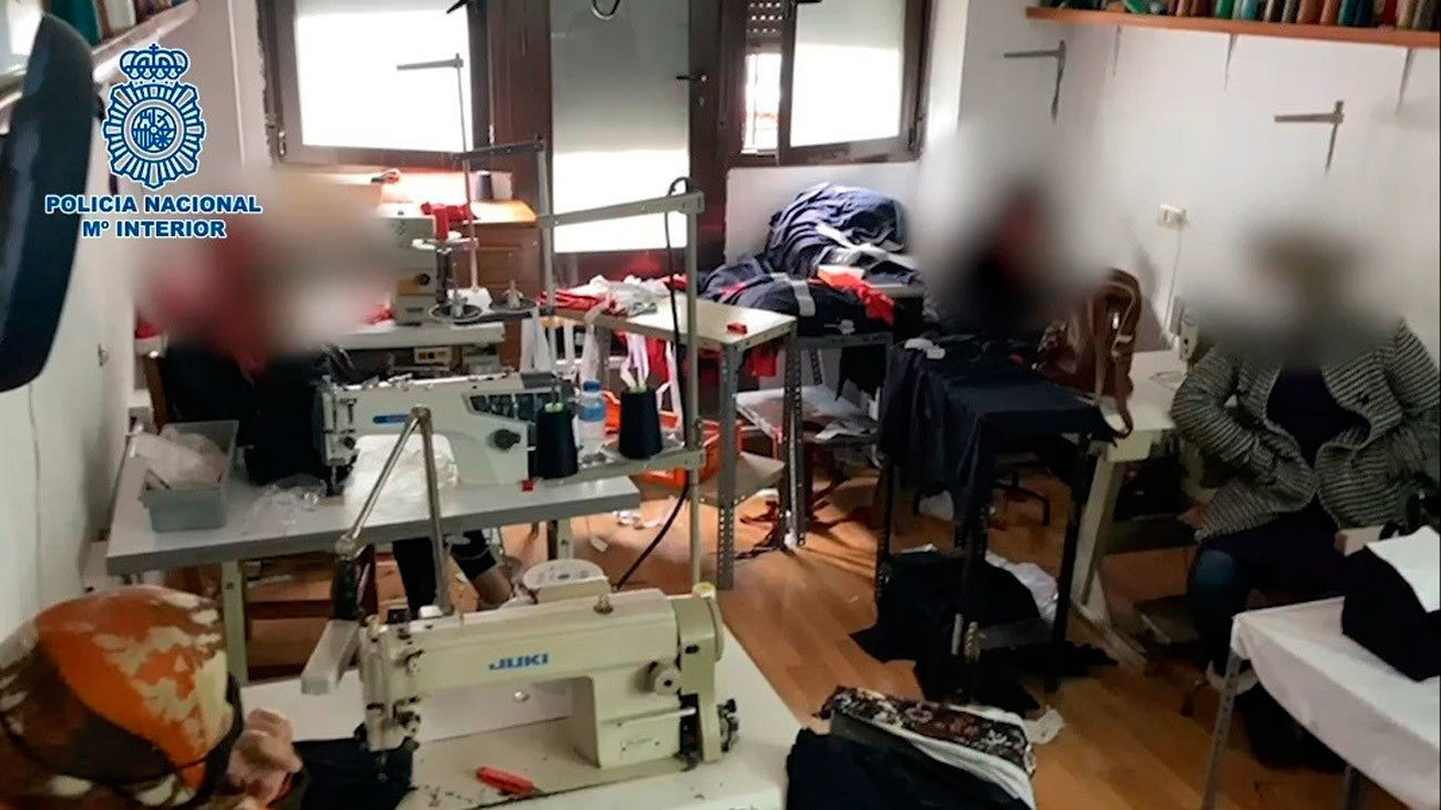 La Policía libera a 6 mujeres encerradas y explotadas laboralmente en un taller de costura en Carabanchel