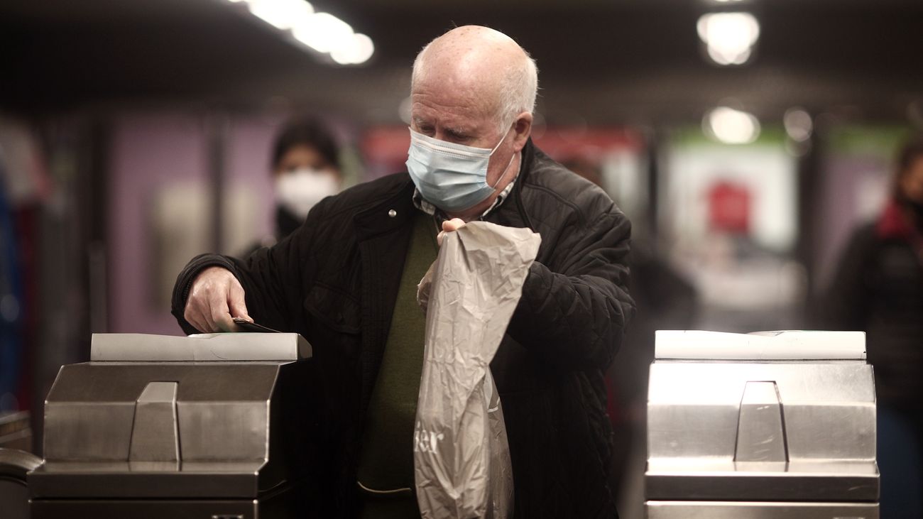 Una anciano usa la mascarilla en el metro de Madrid