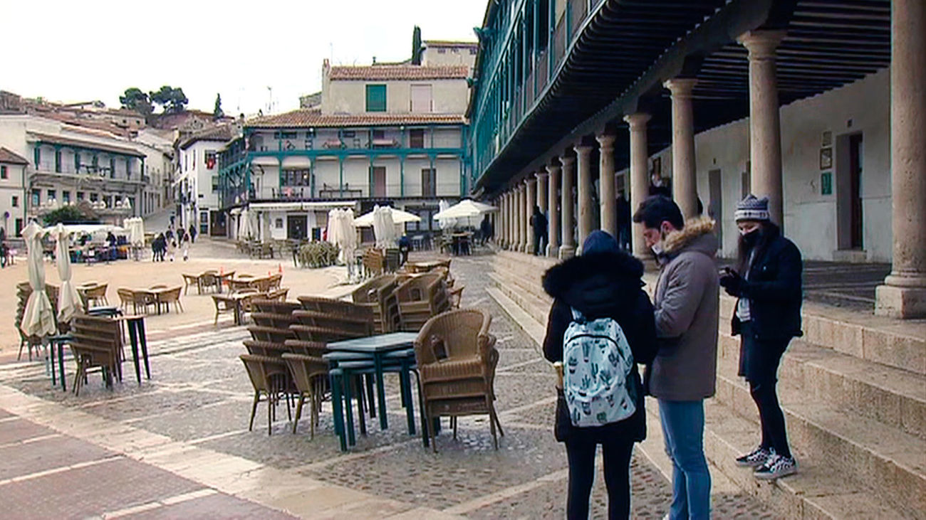 Turistas en la Plaza Mayor de Chinchón