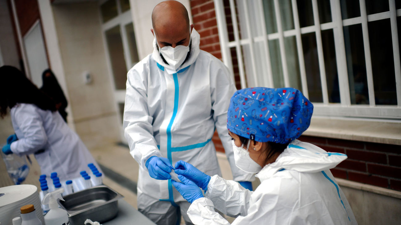 Sanitarios realizando tests de RT-PCR en saliva a alumnos del Colegio Internacional Alameda de Osuna