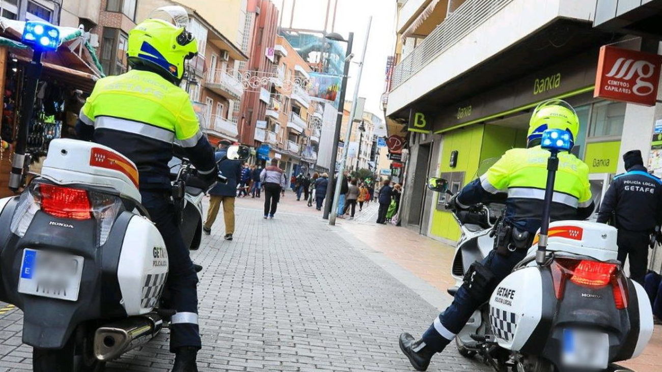 Agentes de la Policía de Getafe en la calle Madrid