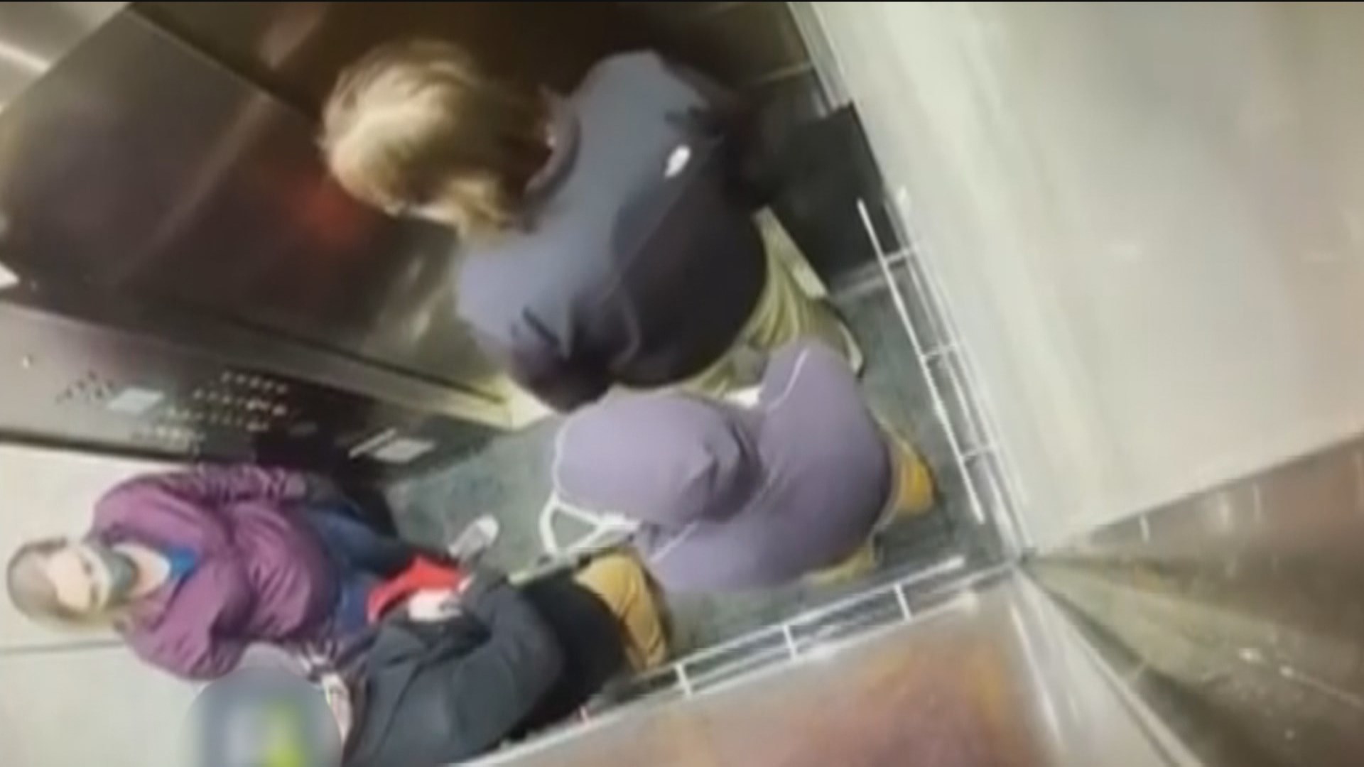 El vídeo viral de la reacción de un anciano tras toserle un joven en el  ascensor