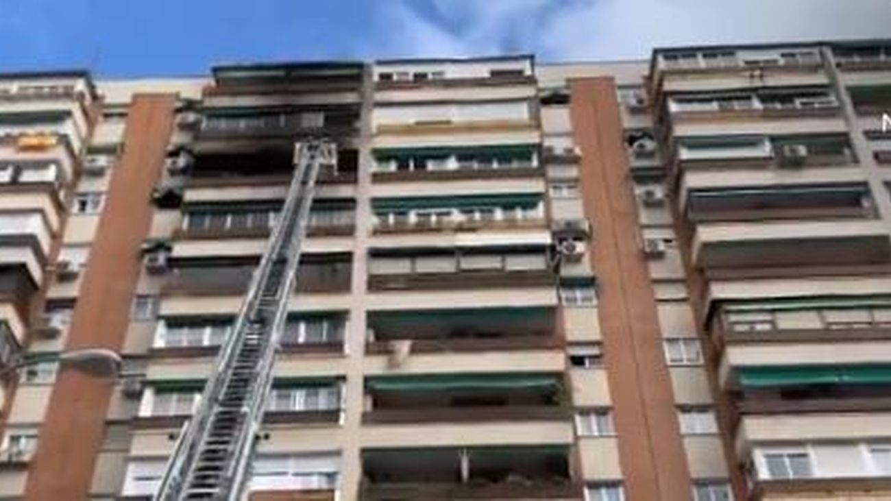 Cuatro intoxicados leves durante un incendio en un edificio de  12 plantas