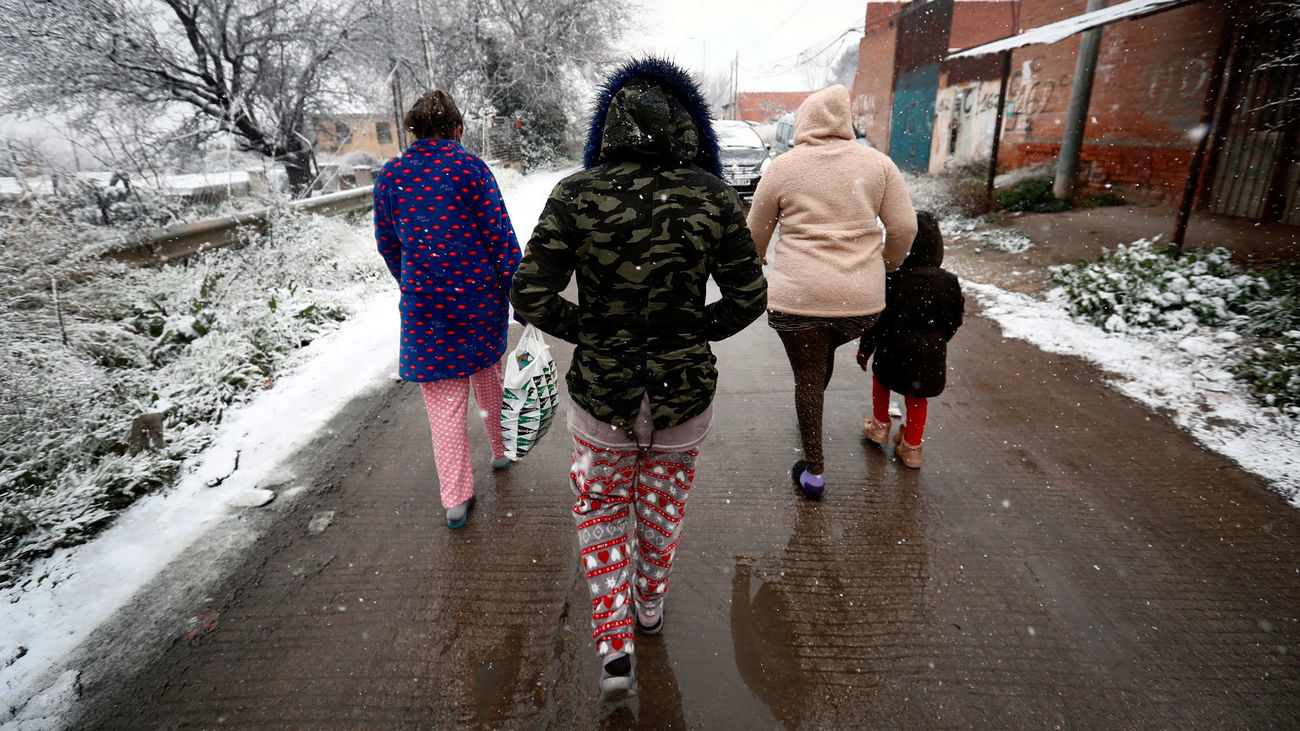 Vecinos de la Cañada Real camina bajo la nieve