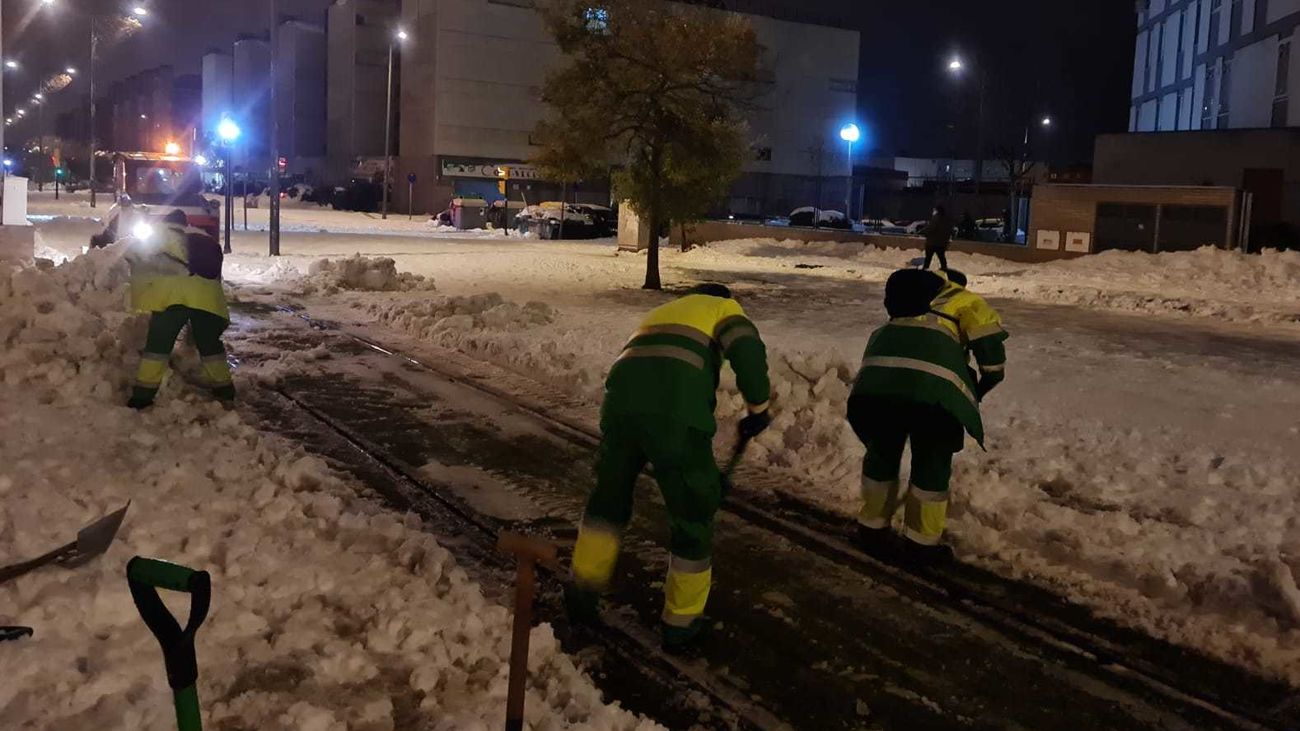 Operarios de Parla trabajan para retirar la nieve