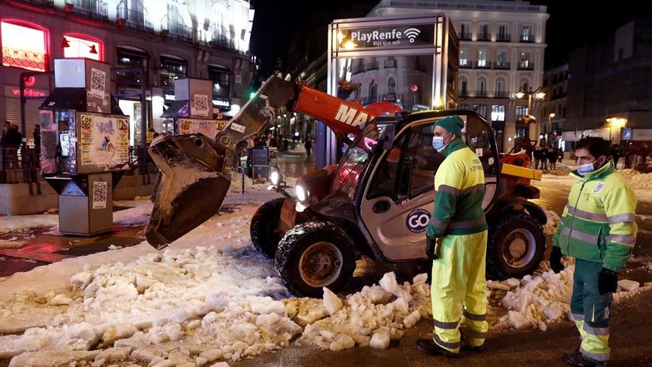 Operarios retirando la nieve en el centro de Madrid
