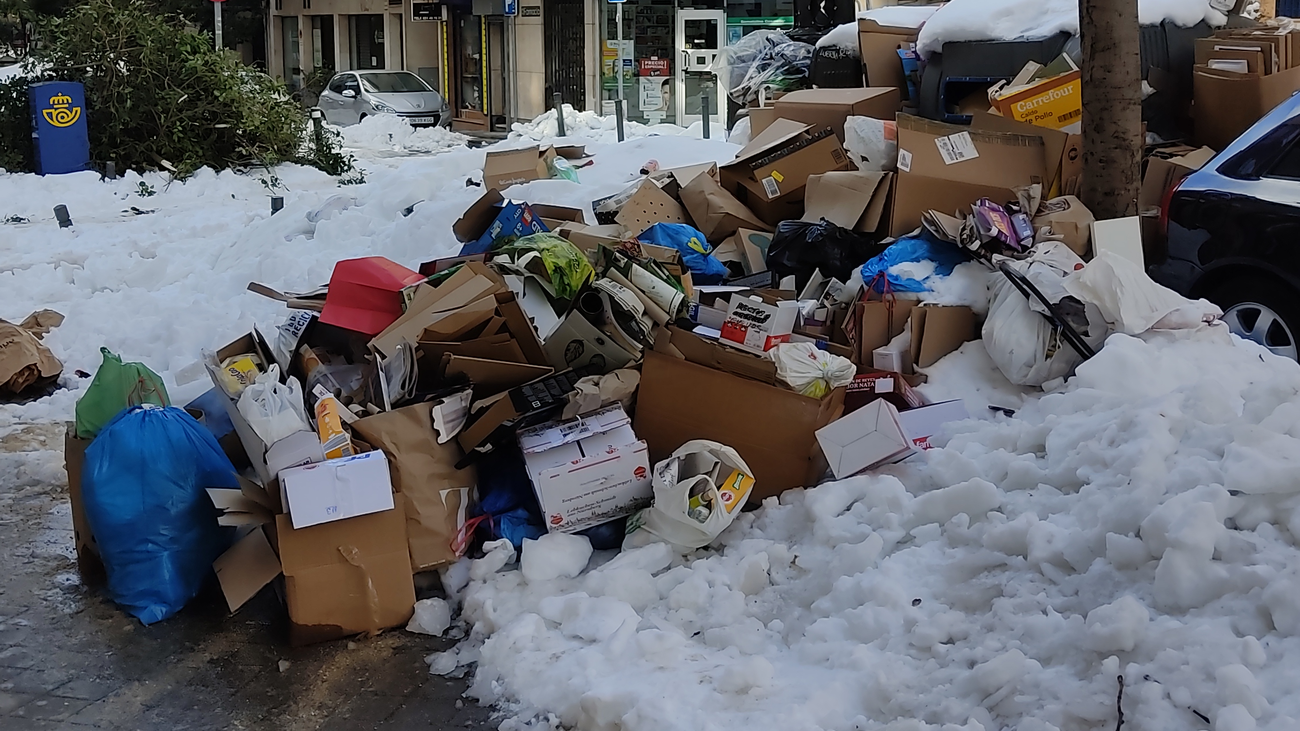 Acumulación de nieve y basura en la calle Alonso Heredia