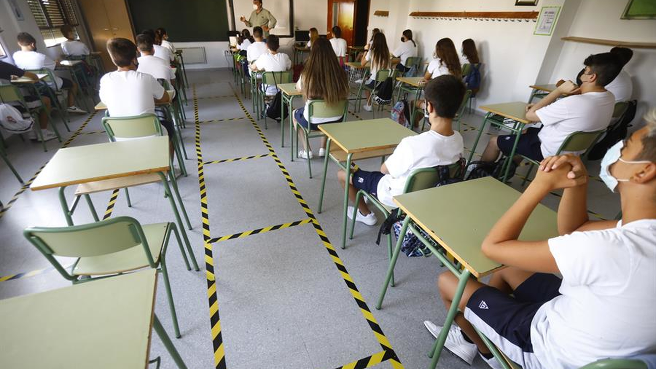 Unos alumnos asisten a clase en Madrid