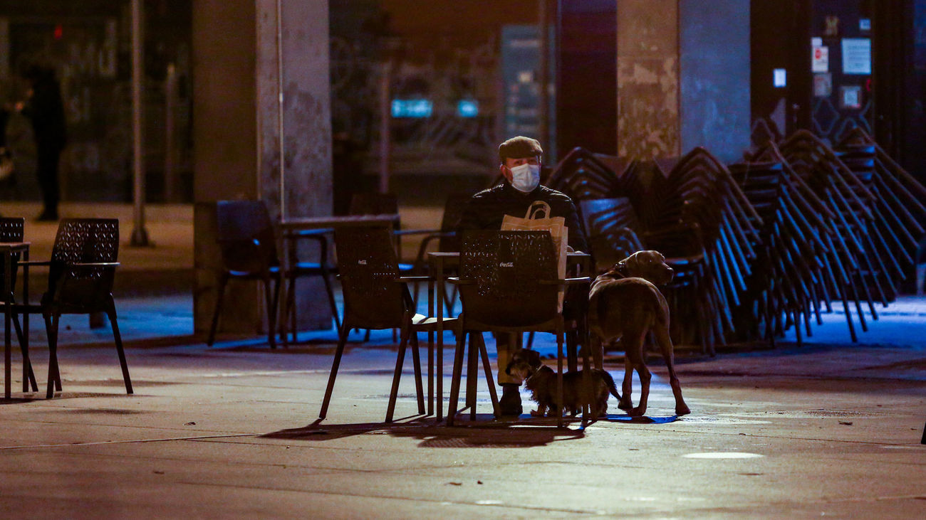 Un hombre, en una terraza de Madrid, poco antes del toque de queda de las 10 de la noche