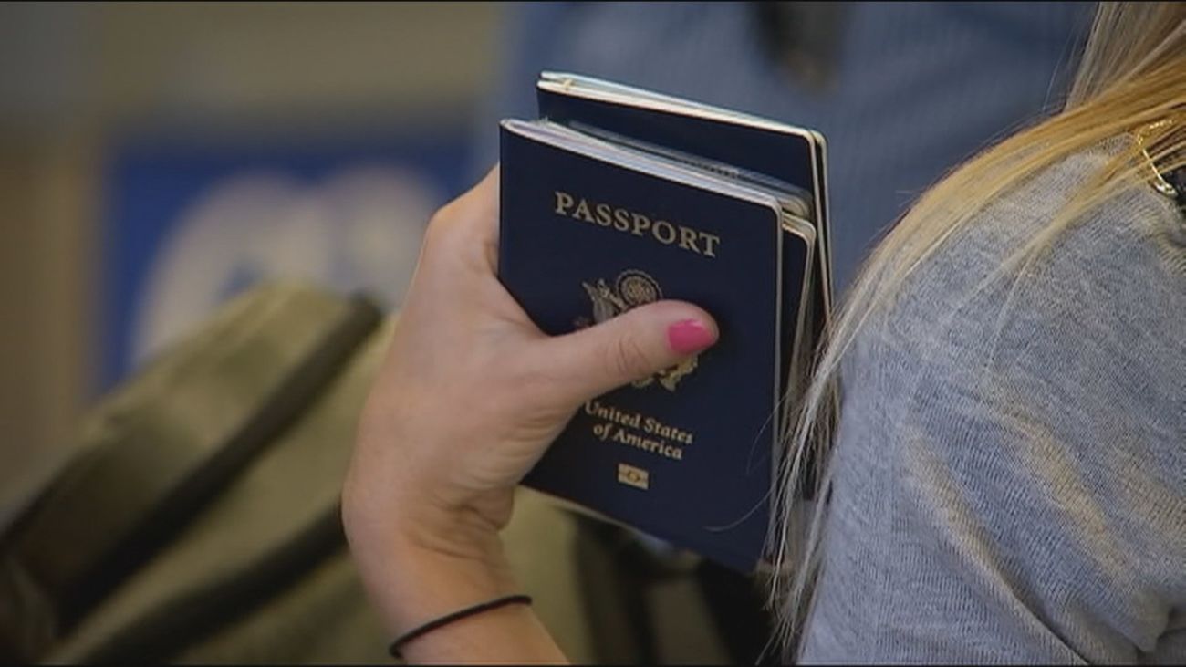 Una turista viaja con su pasaporte