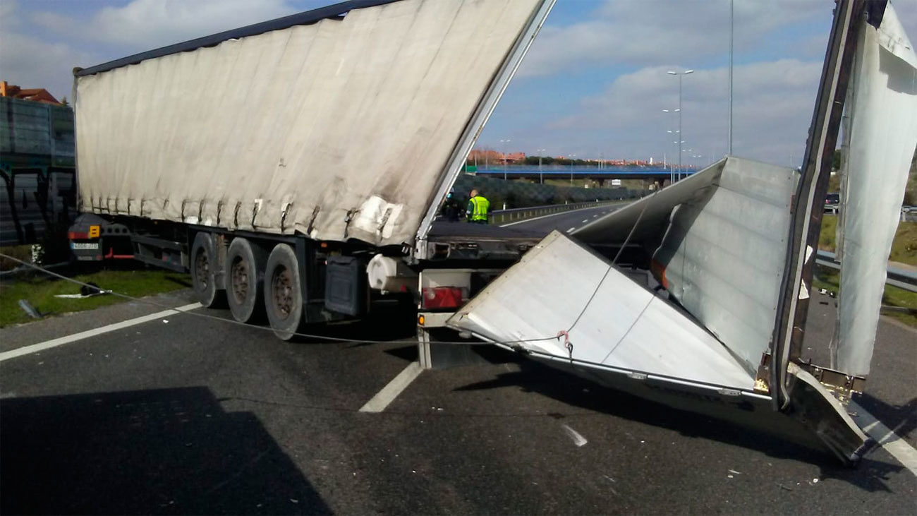 Siete kilómetros de retenciones en la M-50 en sentido A-6 por el accidente de dos camiones