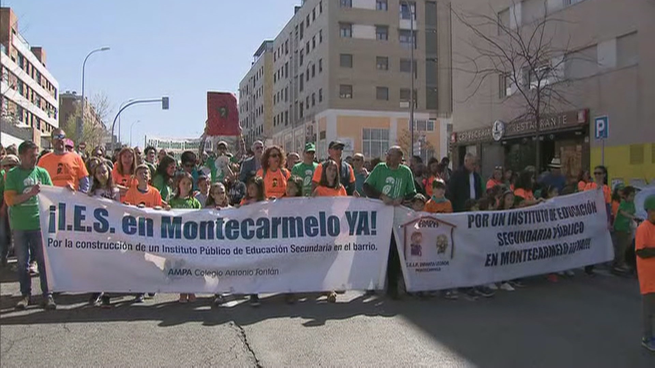 Manifestación de los vecinos de Montecarmelo para reclamar un instituto
