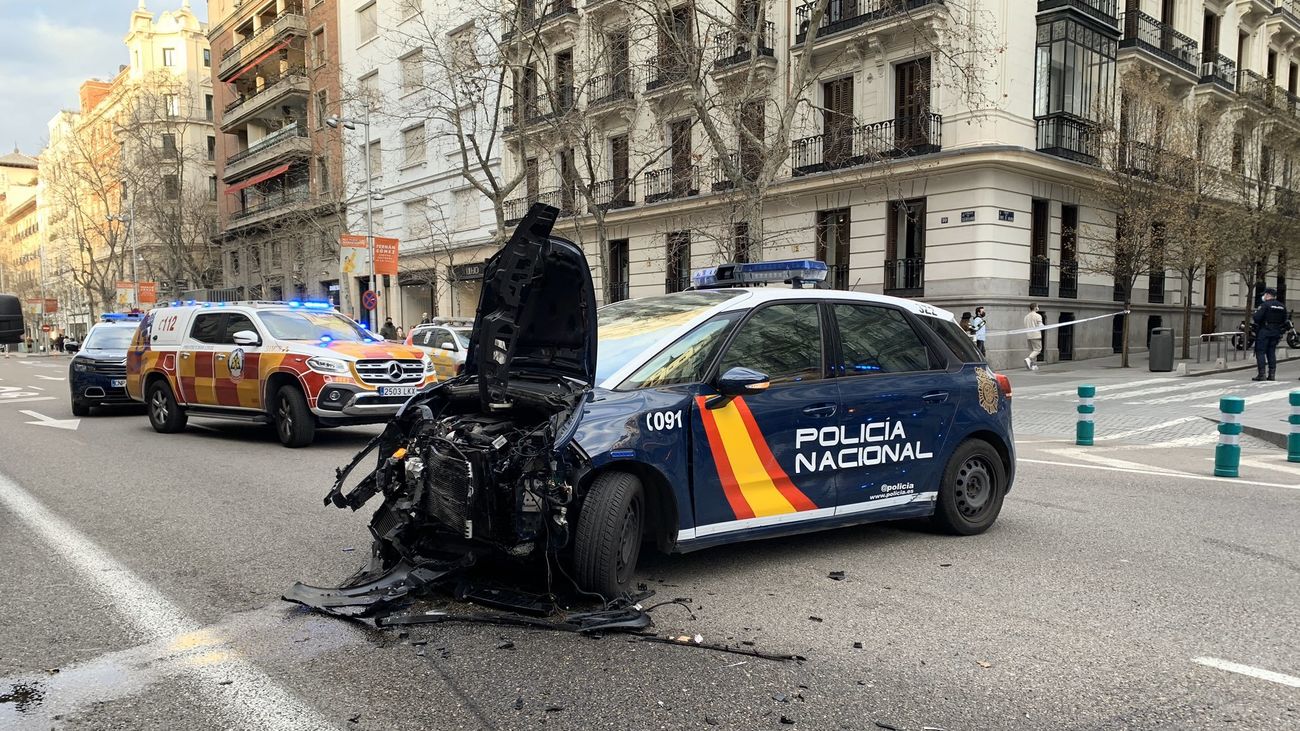 Heridos leves 4 policías y otras 3 personas al estrellarse un coche en Serrano tras una persecución policial