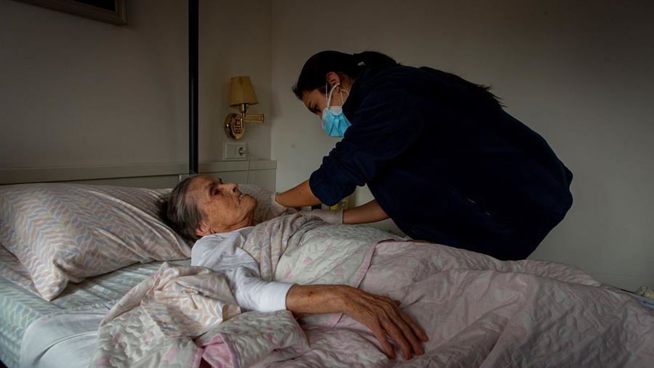 Dos enfermeros del CAP La Marina de Barcelona administran a domicilio la primera dosis de la vacuna de la empresa farmaceutica Pfizer a ciudadanos mayores de 80 años y a sus acompañantes